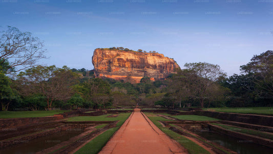 La roccia di Sigiriya e la grotta di Dambulla da Kalutara