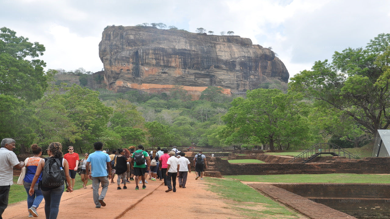 La roccia di Sigiriya e la grotta di Dambulla da Kalutara