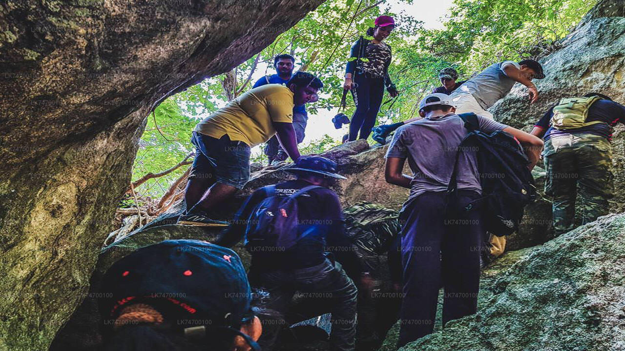 Escursione alla Danigala Circular Rock da Aaralaganwila