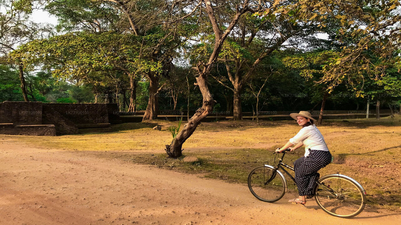 Pedalando tra antiche rovine da Polonnaruwa